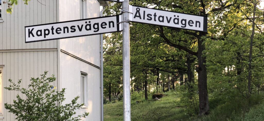 En gatuskylt som visar Kaptensvägen och Ålstavägen.